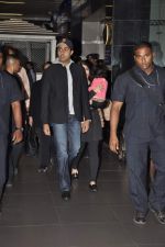 Abhishek Bachchan, Aishwarya Rai Bachchan with Aradhya return from NY in Mumbai Airport on 23rd April 2013 (7).JPG